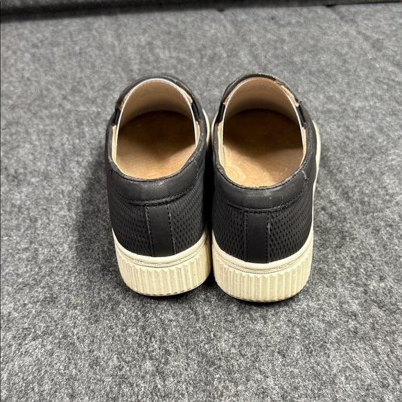 Naturalizer Textured Black and Tan Slip-On Flats - Picture 4 of 7